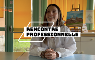 Clara est Infirmière au sein de l’UTMA (Unité de Traitement des Maladies Addictives) à Merlines, en lien avec le Centre Hospitalier du Pays d’Eygurande. À travers son témoignage, elle nous fait découvrir un métier profondément humain, basé sur l’écoute et l’accompagnement. Situé en Corrèze, l’établissement dispose d’une filière spécialisée en addictologie, articulée autour de l’UTMA et du SMR (Soins Médicaux et de Réadaptation). Les patients, accueillis en soins libres, s’engagent dans un parcours où motivation et implication sont essentielles. C’est lors d’un stage durant ses études que Clara découvre l’UTMA, un véritable coup de cœur qui oriente son parcours professionnel. Au quotidien, elle accompagne les patients à travers des ateliers collectifs et des temps individuels, assure la distribution des traitements et participe aux entretiens médicaux. La dimension relationnelle est au cœur de son métier, essentielle pour instaurer une relation de confiance et soutenir chaque patient dans son parcours. À travers cette vidéo métier, découvrez son engagement, son quotidien ainsi que ses conseils pour s’orienter vers cette spécialité.