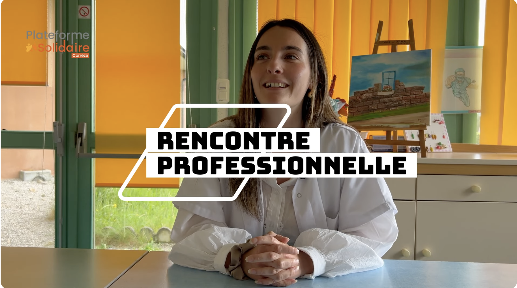 Clara est Infirmière au sein de l’UTMA (Unité de Traitement des Maladies Addictives) à Merlines, en lien avec le Centre Hospitalier du Pays d’Eygurande. À travers son témoignage, elle nous fait découvrir un métier profondément humain, basé sur l’écoute et l’accompagnement. Situé en Corrèze, l’établissement dispose d’une filière spécialisée en addictologie, articulée autour de l’UTMA et du SMR (Soins Médicaux et de Réadaptation). Les patients, accueillis en soins libres, s’engagent dans un parcours où motivation et implication sont essentielles. C’est lors d’un stage durant ses études que Clara découvre l’UTMA, un véritable coup de cœur qui oriente son parcours professionnel. Au quotidien, elle accompagne les patients à travers des ateliers collectifs et des temps individuels, assure la distribution des traitements et participe aux entretiens médicaux. La dimension relationnelle est au cœur de son métier, essentielle pour instaurer une relation de confiance et soutenir chaque patient dans son parcours. À travers cette vidéo métier, découvrez son engagement, son quotidien ainsi que ses conseils pour s’orienter vers cette spécialité.